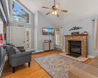 Slalom by Avantstay Walk to Ski Slopes - White Haven - Living room