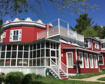 Auberge De La Tour Du Lac - Sainte-Agathe-des-Monts - Gebouw