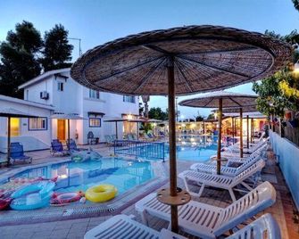 Aspro Spiti - Tigaki - Pool