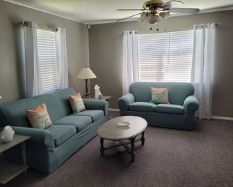 Downtown Lake Placid Florida Mural Tour Apartment - Clean And Nice! - Lake Placid - Obývací pokoj