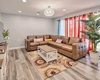 Updated Home w/ Pool Table ~ 4 Mi to Hershey! - Palmyra - Living room