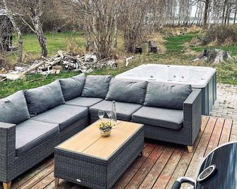 Woodland Holiday Home in Jægerspris with Hot Tub - Jægerspris - Patio