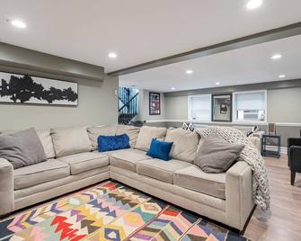 Chic & Elegant Retreat With Pool And Free Parking Sleeps 16 Guests - Neptune - Living room