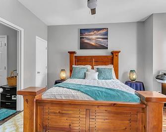 Metro Atlanta Retreat - Near Atlanta Speedway 6 Bedroom Home by RedAwning - Hampton - Bedroom