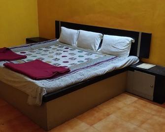Hotel Sai Plaza Igatpuri - Igatpuri - Спальня