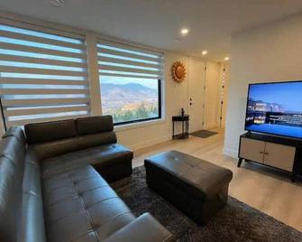 2 Bed Suite with Incredible view - Kamloops - Living room