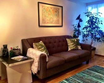 Greenlake Seattle Getaway - Seattle - Living room
