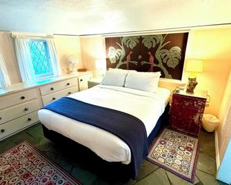 Inhabit A Hobbit House! - Charlevoix - Bedroom