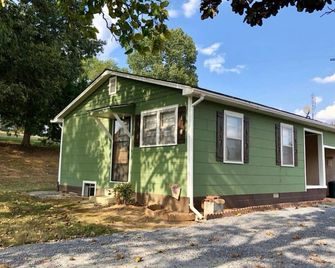 The Farm Cottage ~ Newly Renovated Charming farmhouse nestled in TN landscape - Prospect - Gebouw