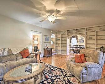 Homeplace with Yard - 10 Mi to Jenny Wiley! - Paintsville - Wohnzimmer