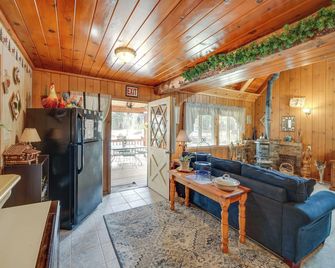 Mountain Tops Ponderosa Getaway Near Dome Rock! - Springville - Living room