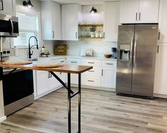 Magnolia St. Guest House - Liberty - Kitchen