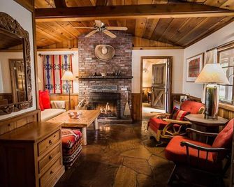 برير باتش إن - سيدونا - غرفة معيشة