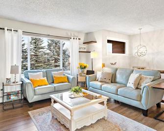 New! Beautiful Home W/ Fp, Yard, Deck, Ping Pong - Anchorage - Sala de estar