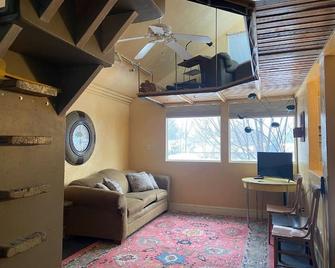 Cozy Studio Loft - Billings - Living room