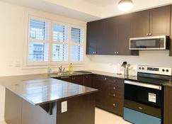 Elegant Rooms in Shared Townhouse Next to Beach - Whitby - Kitchen