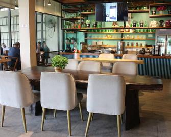 Crew Express Hotel - Medan - Bar