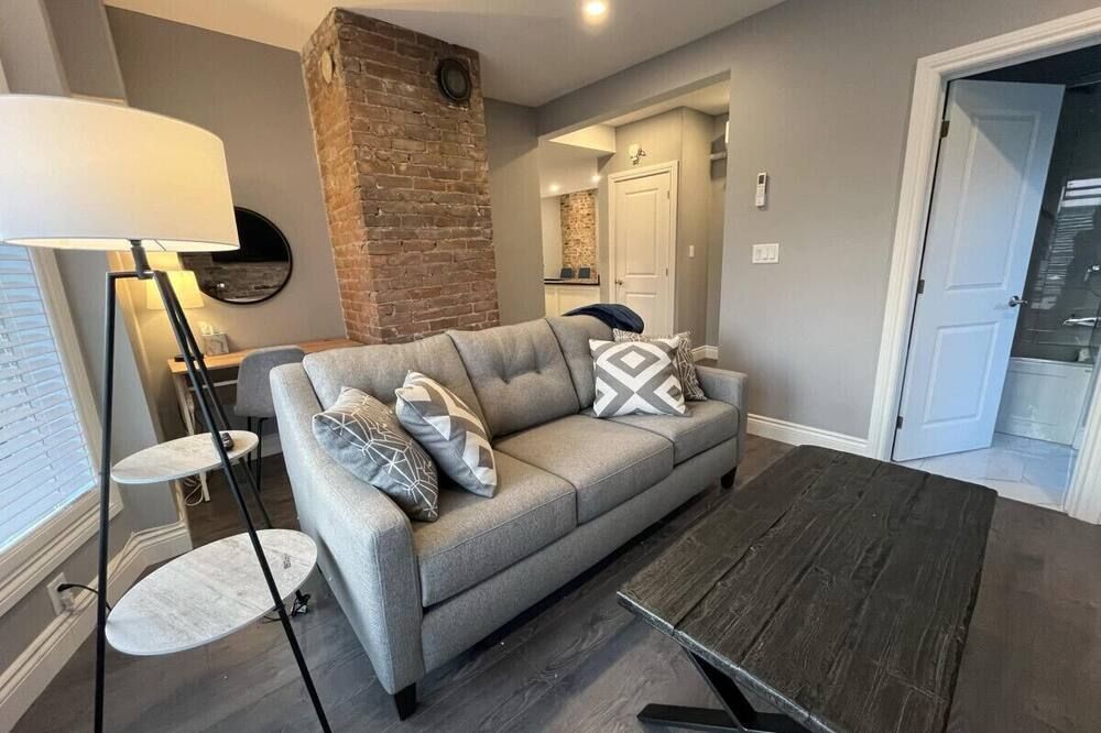 Two Bedroom Luxury apartment in Walkerville. - Windsor - Salon