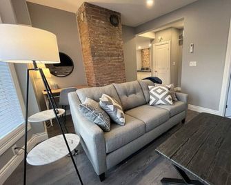Two Bedroom Luxury apartment in Walkerville. - Windsor - Salon