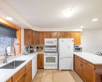 Tahawus 74I - A Cozy Adirondack Retreat 2 Bedroom Townhouse by The Summit at Gore Mountain - North Creek - Kitchen