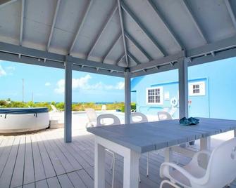 Southwinds Vacation Home - East End - Binnenhof
