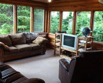 Bear Den Vacation Home - Anchor Point - Living room