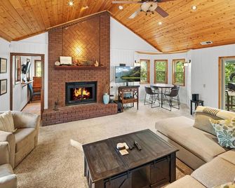 Casa Crescenta by Destination Big Bear : Relax and Enjoy the Peace and Quiet in Luxury! Upper Moonridge! Hot Tub! Pet Friendly! Gameroom! Peloton Bike! - Sugarloaf - Living room