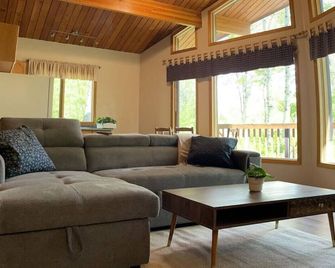 Crowsnest River Chalet - Wolfs Den - Crowsnest Pass - Living room