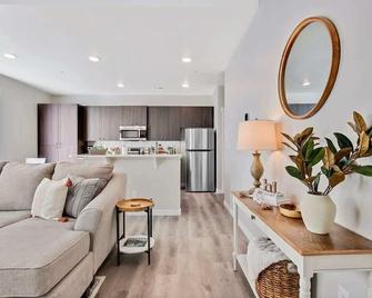 | Hounslow way | Sophisticated 3 bedroom townhome - Nampa - Living room