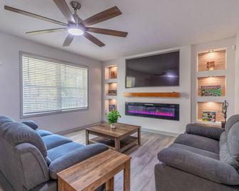 Mountain View-Fire Pit-Open Covered Porch-Wifi - Whittier - Living room