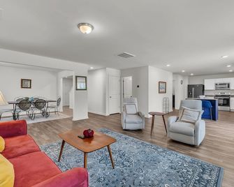 Quiet Retreat Perfect for Families 5 Bedroom Home - Rocky Mount - Living room