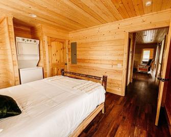 The Caribou Cabin - Hidden Acres Cabins - Bethany - Bedroom