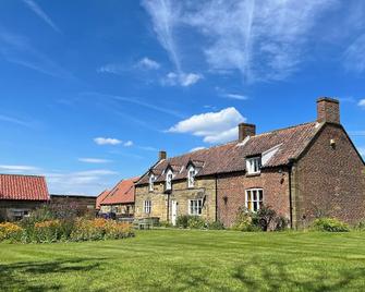 Dale View Cottages - Whitby - Building