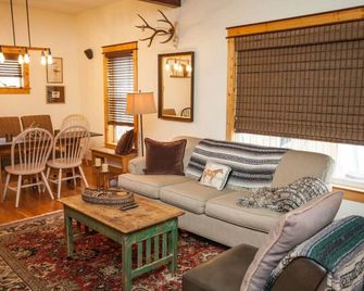 Downtown charmer, blocks from park, river & downtown, pet friendly - Livingston - Living room