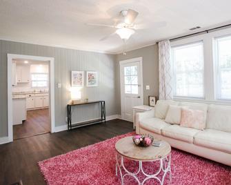Historic Cottage for 6 Porch swing Pets - Richmond Hill - Living room