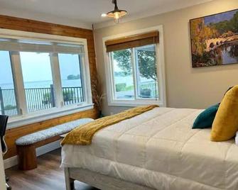 Elite Upper Deck Suites l Lake front with hot tub - Cayuga - Habitación