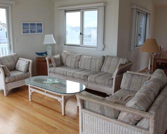 One House To Beach- Beach Chairs & Badges Too! - Long Beach - Living room