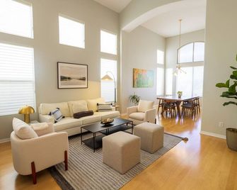 Executive 4-bedroom home in gated community - Fullerton - Phòng khách