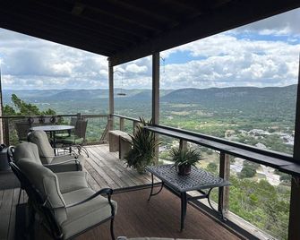 Million dollar views and pet friendly - Concan - Balcony