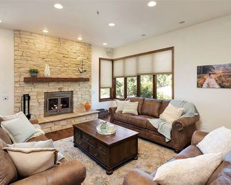 Beautiful Large Tudor Home on 35 peaceful acres - Valley Center - Living room