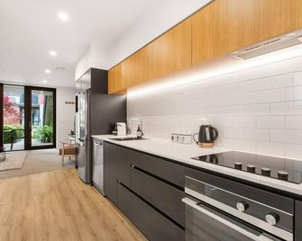 Modern Stylish New 3 Mins Cbd - Christchurch - Kitchen