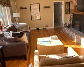 2-bedroom house with private entrance, minutes walking distance from the beach - Dartmouth - Living room