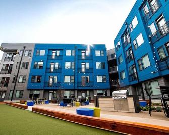 Vibrant 2BR Corner Suite and Free Parking at CityWay - Indianapolis - Gebäude