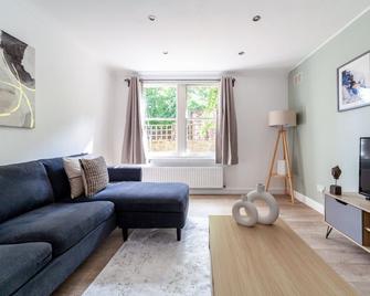 The Clapham Common Villa - London - Living room