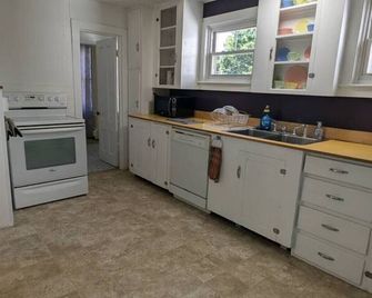 Spacious & Cozy Ground Floor 2/3 Bed private suite - Shelburne Falls - Kitchen