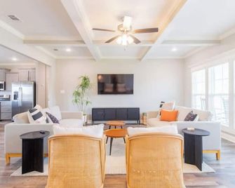 Modern Comfort in a Cozy Retreat - Hahira - Living room