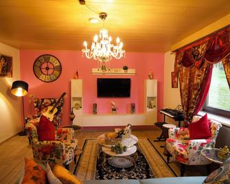 Stilvolles und Kunstvolles Retreat Apartment mit 400qm Garten & Massage und Ayurveda - Grainet - Sala de estar