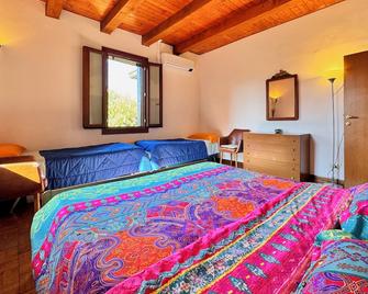 Luce Fantasia e TV 70p a 2 minuti dalla spiaggia - Lido di Jesolo - Bedroom