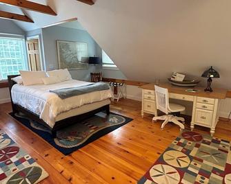 Perfect couples escape. Close to beaches, great biking & walking & pet friendly. - Chatham - Bedroom