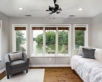 Big Water Lake Wylie Views On Quiet Cove, Private Acre Property Near Belmont - Belmont - Living room